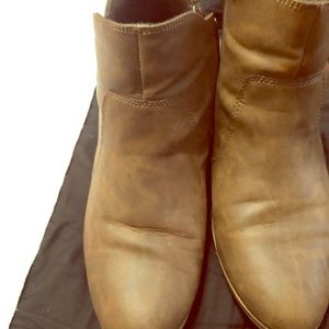 Low ankle boots